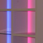 Regal mit indirekter RGB-Beleuchtung